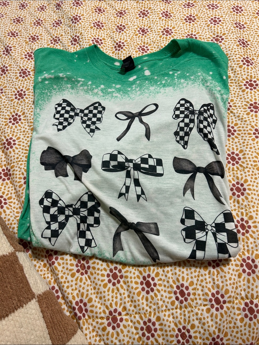 Gildan Green and White Bow Print Short Sleeve Tee